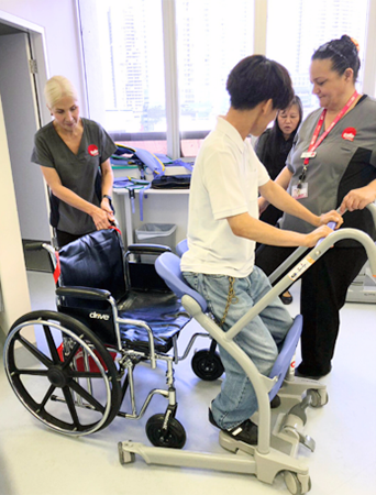 病院で福祉機器の使用方法を学ぶ様子（オーストラリア）